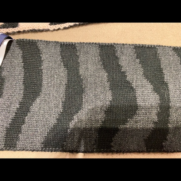 5/$25  Lot of Girl's Winter Accessories Scarves Earmuffs Gap Justice - Picture 9 of 10